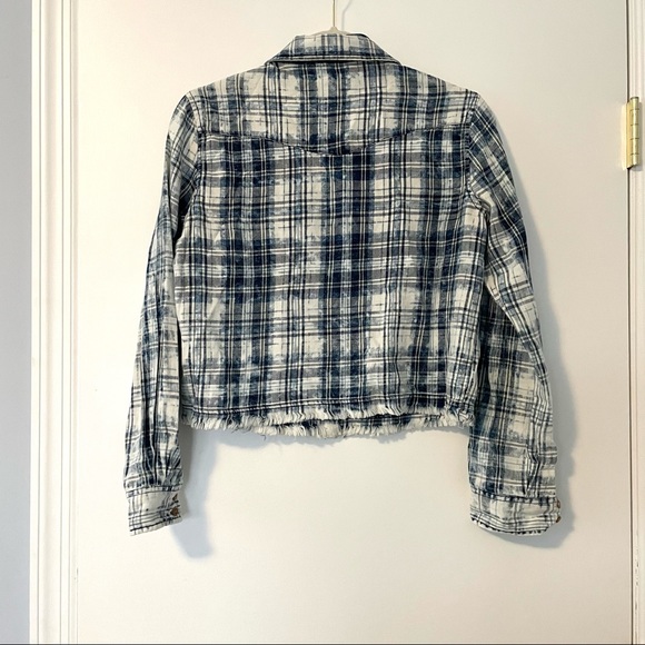 Design Lab Cropped Button Down Top - Picture 3 of 5